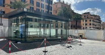 A Roma si litiga per questo chiosco costruito in mezzo a piazza di SpagnaDieci anni fa si decise di non farlo, poi il Giubileo ha cambiato le cose: non si capisce perché