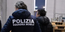 3 minuti faL’evasione assurda di un criminale cinese dalla questura di PratoJang Bobo si è semplicemente tolto le manette ed è uscito: da più di un anno la procura cercava di metterlo in carcere