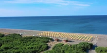 1 minuto faCosa sappiamo della morte di un diciassettenne in spiaggia a Montalto di CastroStava scavando un tunnel in una buca profonda un metro e mezzo, e la sabbia ha ceduto intrappolandolo