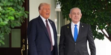 5 minuti faOggi Trump e Netanyahu discutono di un piano per la Striscia di GazaA partire da un documento che prevede il ritiro dell'esercito israeliano, il rilascio degli ostaggi e il disarmo di Hamas: ma è ancora tutto molto vago