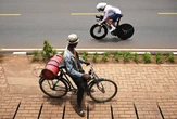 1 minuto faA guardare i Mondiali di ciclismo in RuandaSono stati i primi in un paese africano e molto partecipati, come mostrano le foto di chi si è messo in strada a seguirli