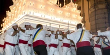 2 minuti faGigli, ceri e macchine di santiIn Centro e Sud Italia è pieno di feste patronali che prevedono il trasporto a spalla di strutture alte e pesanti, che in certi casi fanno venire persino i calli sulle spalle