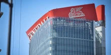 2 minuti faDieci persone sono indagate per il cedimento dell’insegna del grattacielo Generali a Milano, avvenuto a fine giugno