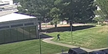 1 minuto faC’è un nuovo video del presunto assassino di Charlie KirkLo si vede saltare dal tetto dell'edifico da cui, presumibilmente, è stato sparato il colpo che ha ucciso l'attivista di destra statunitense