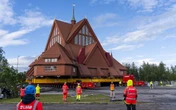 pochi secondi faI lavori per spostare una chiesa intera, in SveziaÈ quella di Kiruna, che come il resto del centro città deve essere trasportata un po' più a est, per fare spazio a una miniera