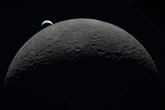 2 minuti faLe prime foto del sorvolo lunare di Artemis IIMostrano il lato della Luna che non vediamo da qui, e la Terra sulla sfondo, che sorge e tramonta