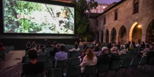 pochi secondi faStasera andiamo al cinema all’aperto?Negli anni è diventato un'attrazione per tutti, da città e non solo da vacanza, e con film nuovi, ospiti e grandi platee
