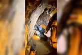 1 minuto faI minatori bloccati per 10 giorni in una grotta in LaosCinque sono stati riportati in superficie con operazioni molto complesse in tunnel bui, stretti e semi-allagati