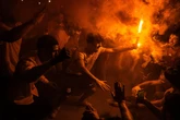 4 minuti faLe foto dei festeggiamenti spagnoli per la vittoria dei MondialiL'euforico repertorio di tifosi in strada con bandiere e fumogeni, a Madrid e Barcellona