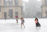 4 minuti faDopo il caldo arrivano temporali un po’ in tutta ItaliaLe temperature scenderanno nei prossimi giorni, e intanto le piogge intense e il vento stanno già facendo danni al Nord