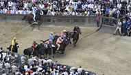 2 minuti faIl Palio di Siena è stato posticipato al 3 luglio per via del maltempo