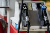 pochi secondi faIl governo ha ripristinato lo sconto soltanto sulle accise del gasolioLo sconto sarà di 17 centesimi fino al 6 agosto, mentre non sono previste riduzioni per il prezzo della benzina