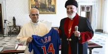 3 minuti faIl patriarca della Chiesa assira ha trollato il papaLeone XIV è notoriamente un tifoso dei White Sox; Mar Awa III gli ha regalato una maglietta dei Chicago Cubs