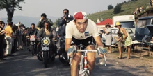 Eddy Merckx, il ciclista più forte di tutti i tempiOggi compie 80 anni: un buon momento per capire come si è guadagnato questa fama, il senso del paragone con Fausto Coppi e di quello con Tadej Pogačar
