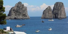 A Capri sarà vietato disturbare i turisti per fare pubblicitàUna nuova ordinanza vieta di avvicinarli per vendere attività come escursioni e gite in barca, o per provare a farli entrare nei ristoranti