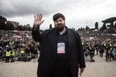 5 minuti faMario Adinolfi è stato messo agli arresti domiciliari per truffa ed evasione fiscale: l’accusa riguarda un sistema di scommesse collettive