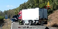 2 minuti faUn incidente stradale ha coinvolto un’auto con a bordo 10 bracciantiQuattro sono morti: erano stipati in un veicolo da sette, che si è schiantato contro un camion mentre viaggiava tra Basilicata e Calabria
