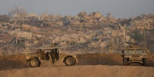 3 minuti faSu Gaza si continuerà a negoziareLunedì dovrebbero iniziare le nuove trattative in Egitto con rappresentanti di Hamas e Israele, per parlare del rilascio degli ostaggi e del piano di pace di Trump