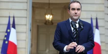 5 minuti faIn Francia c’è un nuovo governo, ed è molto simile al precedenteIl primo ministro Sébastien Lecornu ha confermato la gran parte dei ministri, ma ne ha sostituito uno particolarmente importante