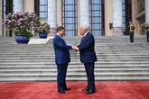 pochi secondi faÈ iniziato l’incontro tra Donald Trump e Xi Jinping a PechinoÈ la prima volta che si incontrano in Cina da quasi dieci anni: ci si aspetta che parlino di guerra in Medio Oriente, accordi commerciali e di Taiwan