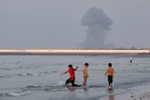 2 minuti faL’Iran ha attaccato due petroliere nello stretto di HormuzMentre gli Stati Uniti hanno continuato ad attaccare il suo territorio, dopo che Trump ha detto di voler istituire un pedaggio sul passaggio delle navi