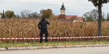 2 minuti faIn Germania la polizia ha sparato a un soldato scambiandolo per un criminaleÈ successo durante un'esercitazione, che però la polizia non sapeva fosse già iniziata