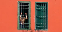 pochi secondi faLe indagini sugli abusi nel carcere minorile di Milano si sono ampliateOra ci sono dirigenti, medici e infermieri accusati di sapere dei pestaggi e non averli denunciati, e più informazioni su quello che succedeva
