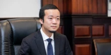 3 minuti faIl 37enne dietro a un enorme giro di “città della truffa”Chen Zhi è un ricco imprenditore cambogiano: la sua società è accusata di aver ingannato i lavoratori per costringerli a fare frodi online