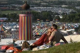 Le foto dal festival di GlastonburyOlivia Rodrigo, Charlie XCX, Rod Stewart, Lorde, Lewis Capaldi e il pubblico del noto festival musicale in Inghilterra