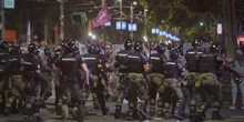 In Serbia i manifestanti hanno bloccato le strade per protestare contro gli arresti negli scontri di sabato nella capitale Belgrado
