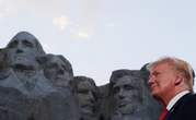 Il sogno di Trump di finire sul monte Rushmore resterà un sognoLo chiedono alcuni Repubblicani – e lo vorrebbe lo stesso Trump – ma è una proposta complicata politicamente e irrealizzabile concretamente