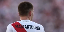 Il giovane di cui si parla di più al Mondiale per clubFranco Mastantuono, 17 anni, gioca nel River Plate ma è già stato comprato dal Real Madrid per un sacco di soldi