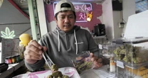pochi secondi faIl nuovo divieto della cannabis in Thailandia è un pasticcioMigliaia di negozi rischiano di chiudere dopo che l'uso ricreativo è tornato a essere un reato