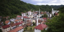 4 minuti faCom’è Srebrenica oggiÈ una città della Bosnia Erzegovina molto povera e da anni è governata dai serbi bosniaci, appartenenti cioè al gruppo nazionale responsabile del genocidio del 1995