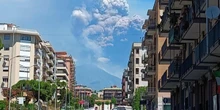 È in corso una ingente eruzione dell’EtnaÈ crollato un pezzo del cratere Sud Est, ma al momento non si segnalano particolari pericoli o disagi
