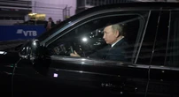 pochi secondi faLa limousine con cui Putin porta in giro tuttiÈ stata costruita interamente in Russia ed è usata da tempo come strumento diplomatico: l'ultimo a farsi un giro è stato Narendra Modi