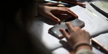 4 minuti faIl divieto sui cellulari mette un po’ nei guai le scuoleIn realtà sono 20 anni che gli studenti non possono usarli in classe, ma ora presidi e insegnanti devono inventarsi regole più precise