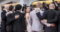 pochi secondi faLe foto di lunedì a VeneziaCon Emily Blunt e Dwayne Johnson per "The Smashing Machine" e Amanda Seyfried per "The Testament of Ann Lee"