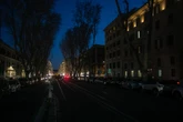 1 minuto faPerché è così difficile evitare i blackout causati dal caldoÈ impossibile fare manutenzione sui cavi di tutta la rete elettrica e non si può davvero prevedere dove ci saranno danni