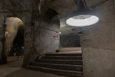 3 minuti faIl sottosuolo di Napoli sembra fatto apposta per le bande criminaliÈ un intreccio di cunicoli, tombe antiche, cisterne, strade, fogne e acquedotti, una rete usata spesso per furti e rapine