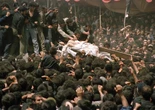 4 minuti faAll’ultimo funerale di una Guida Suprema molte cose andarono storteFu quello di Ruhollah Khomeini nel 1989, partecipatissimo e talmente concitato che la bara cadde più volte