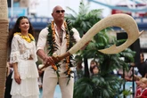 pochi secondi faCelebripostCon Dwayne Johnson e questo grande amo da pesca, Javier Bardem, Penelope Cruz e Rosalía a tifare ai Mondiali, la coppia che ha scalato l'Empire State Building e Emmanuel Macron e i suoi occhiali da sole