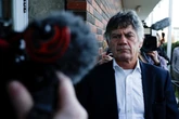 pochi secondi faÈ tornato Gerard Hutch, il gangster che vuole farsi eleggere al parlamento irlandeseÈ uno dei criminali più famosi in Irlanda: nel 2024 non divenne parlamentare per poche centinaia di voti