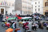 pochi secondi faLe violenze inflitte da Israele agli attivisti della FlotillaHanno raccontato di essere stati picchiati violentemente, di aver subìto molestie sessuali e umiliazioni: tre sono finiti in ospedale