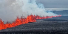 2 minuti faÈ eruttato nuovamente il vulcano nella penisola di Reykjanes, in Islanda: sono stati evacuati un piccolo paese e un centro termale