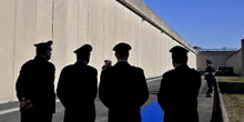 2 minuti faLe lunghe indagini sul suicidio di un poliziotto in carcere vicino a BariCi sono testimonianze di pesanti maltrattamenti nei suoi confronti, e per questo sono state respinte due richieste di archiviazione