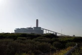 pochi secondi faIn Italia le centrali a carbone rimarranno accese fino al 2038Cioè tredici anni dopo rispetto a quando avrebbero dovuto essere spente: c'entra la crisi energetica provocata dalla guerra in Medio Oriente