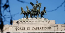 Per stabilire se ci sia stata violenza sessuale, la reazione della vittima è irrilevanteL'ha ribadito la Cassazione intervenendo sul caso di un sindacalista, assolto perché lei ci aveva messo 20-30 secondi a opporsi