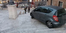 Un uomo ha percorso in auto un pezzo della scalinata di Trinità dei Monti a Roma, e non è il primo