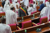 1 minuto faIl parlamento del Senegal ha approvato una riforma che aumenta i poteri del primo ministro e riduce quelli del presidente